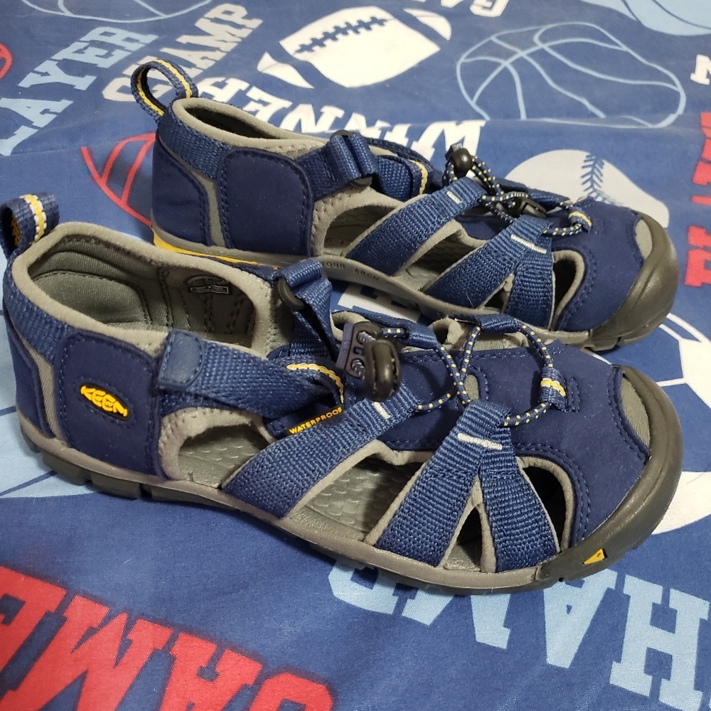 NWT KEEN Little Boys Shoes